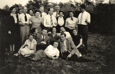 845900 Groepsportret van oud-verzetsstrijders met staand op de achterste rij v.l.n.r. de echtgenote van Hes Kamminga, ...